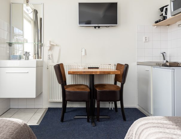 Kamer 23 wastafel - tafel- keuken